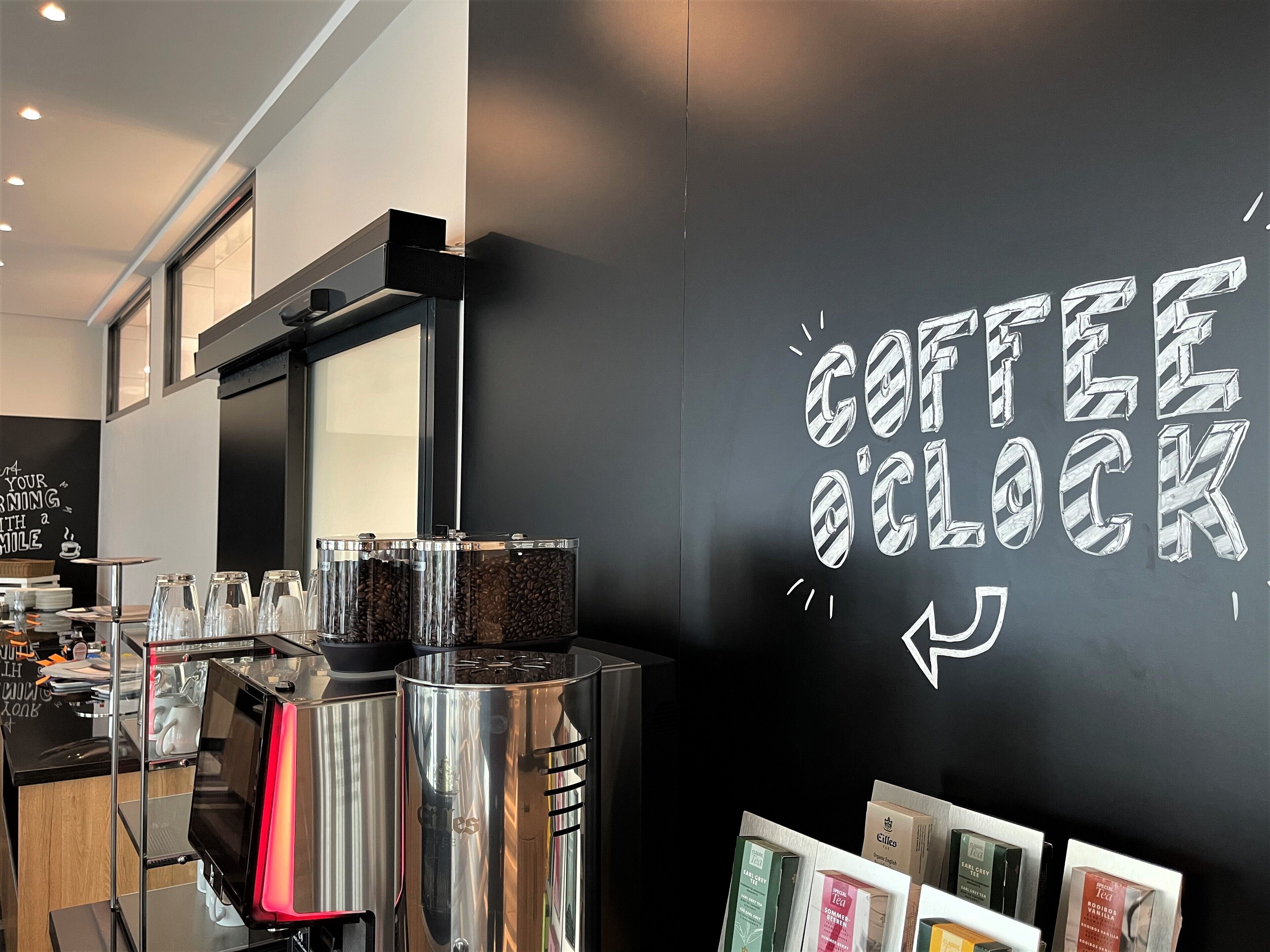 Sarapan bufet setiap hari (EUR 24 seorang) 