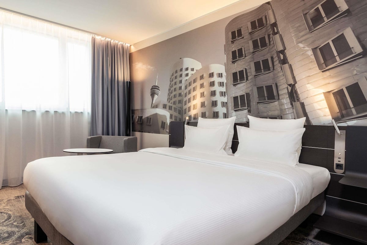 desk, laptop workspace, soundproofing, free wifi