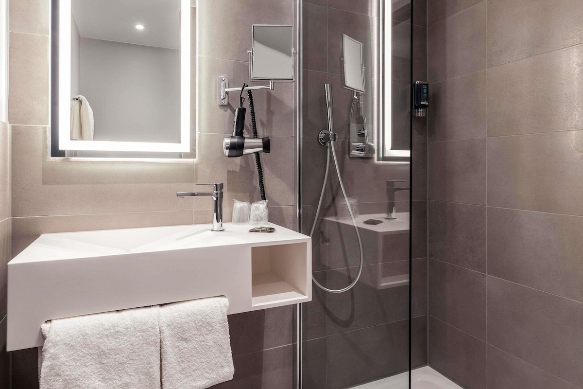 Desk, laptop workspace, soundproofing, free WiFi