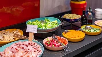 Se ofrece un desayuno bufé (24 EUR por persona)