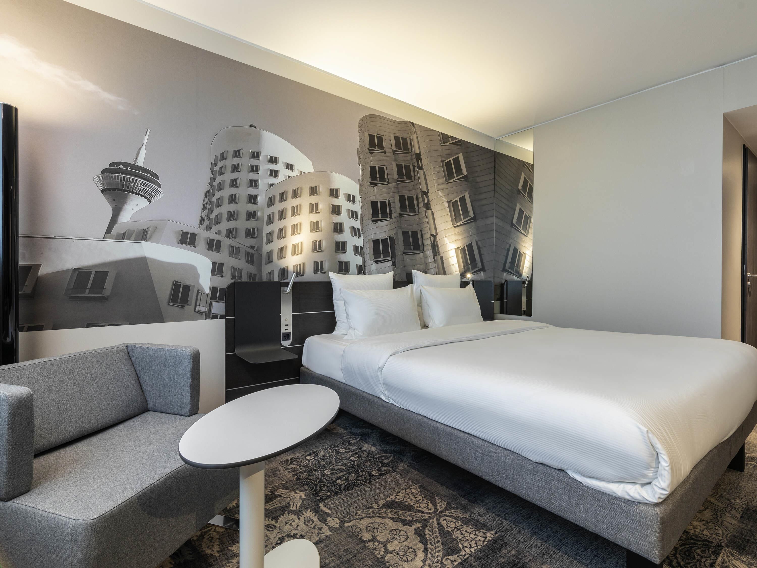 Een bureau, een laptopwerkplek, geluiddichte muren, gratis wifi