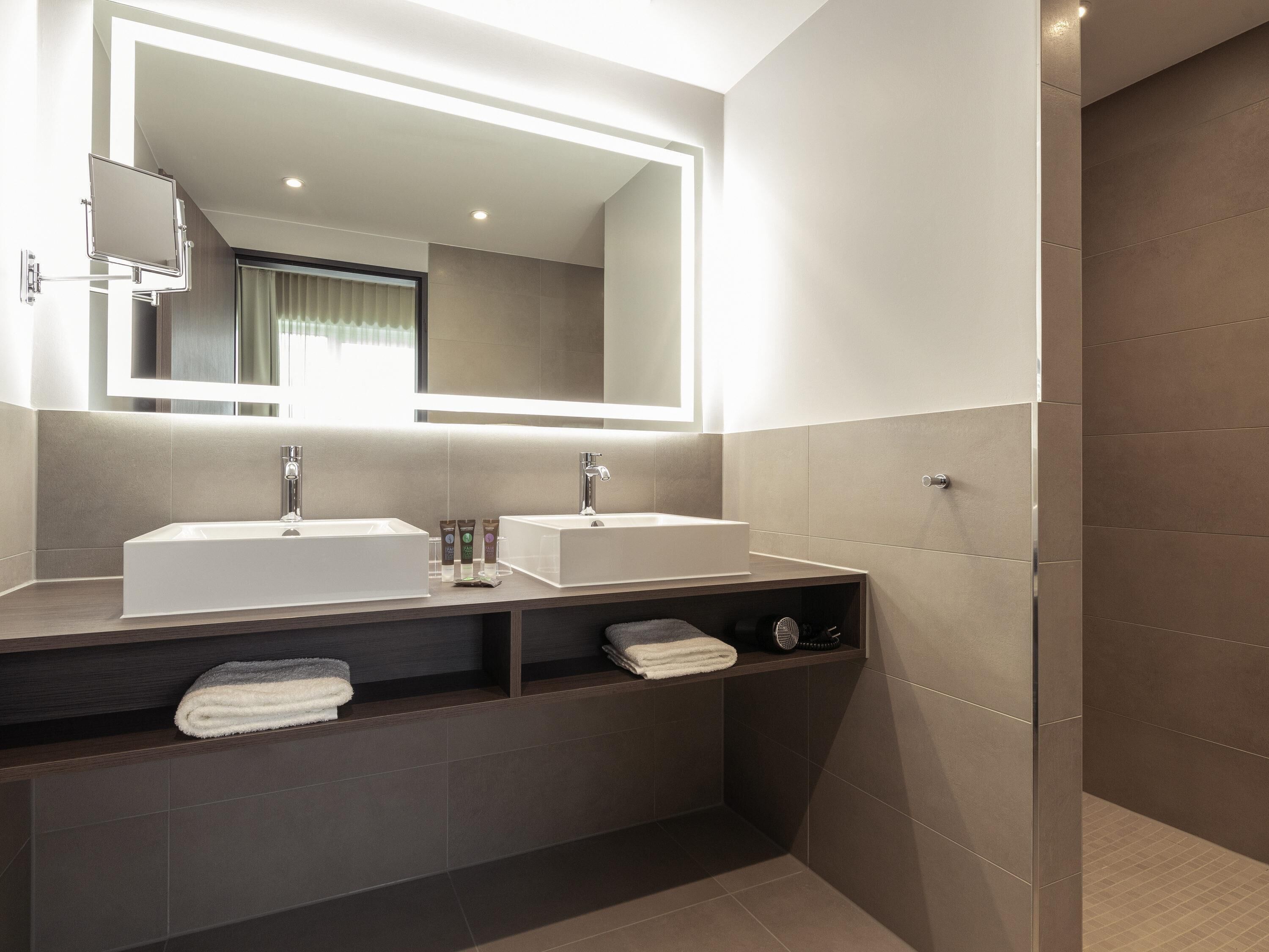 desk, laptop workspace, soundproofing, free wifi