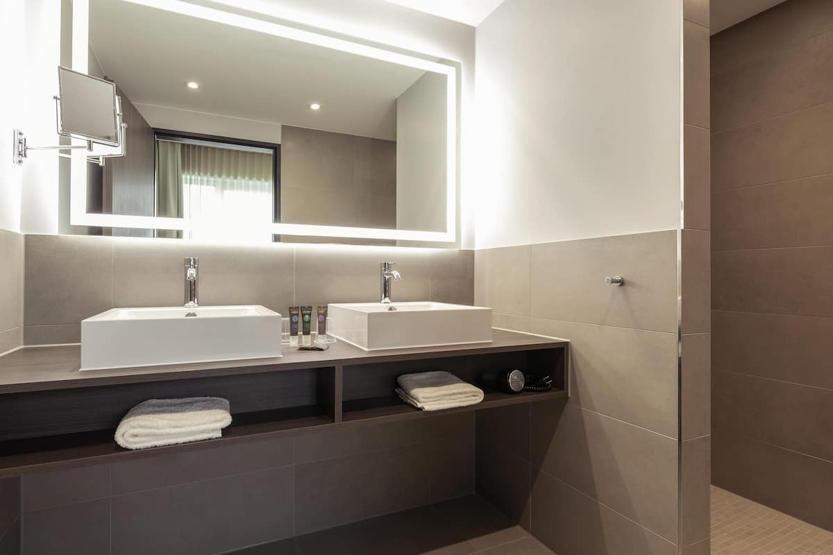 desk, laptop workspace, soundproofing, free wifi