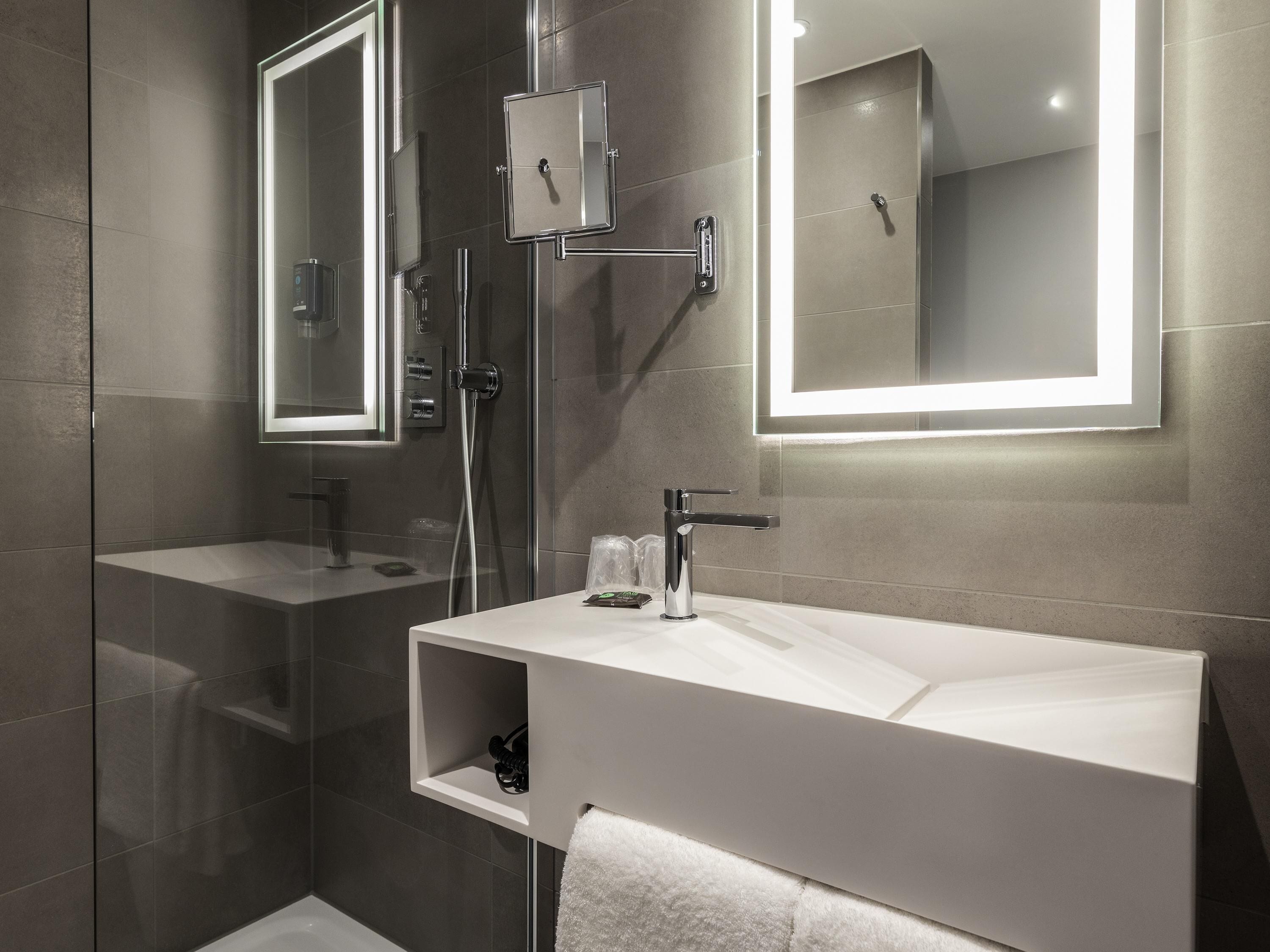 standard room, 2 single beds | desk, laptop workspace, soundproofing, free wifi