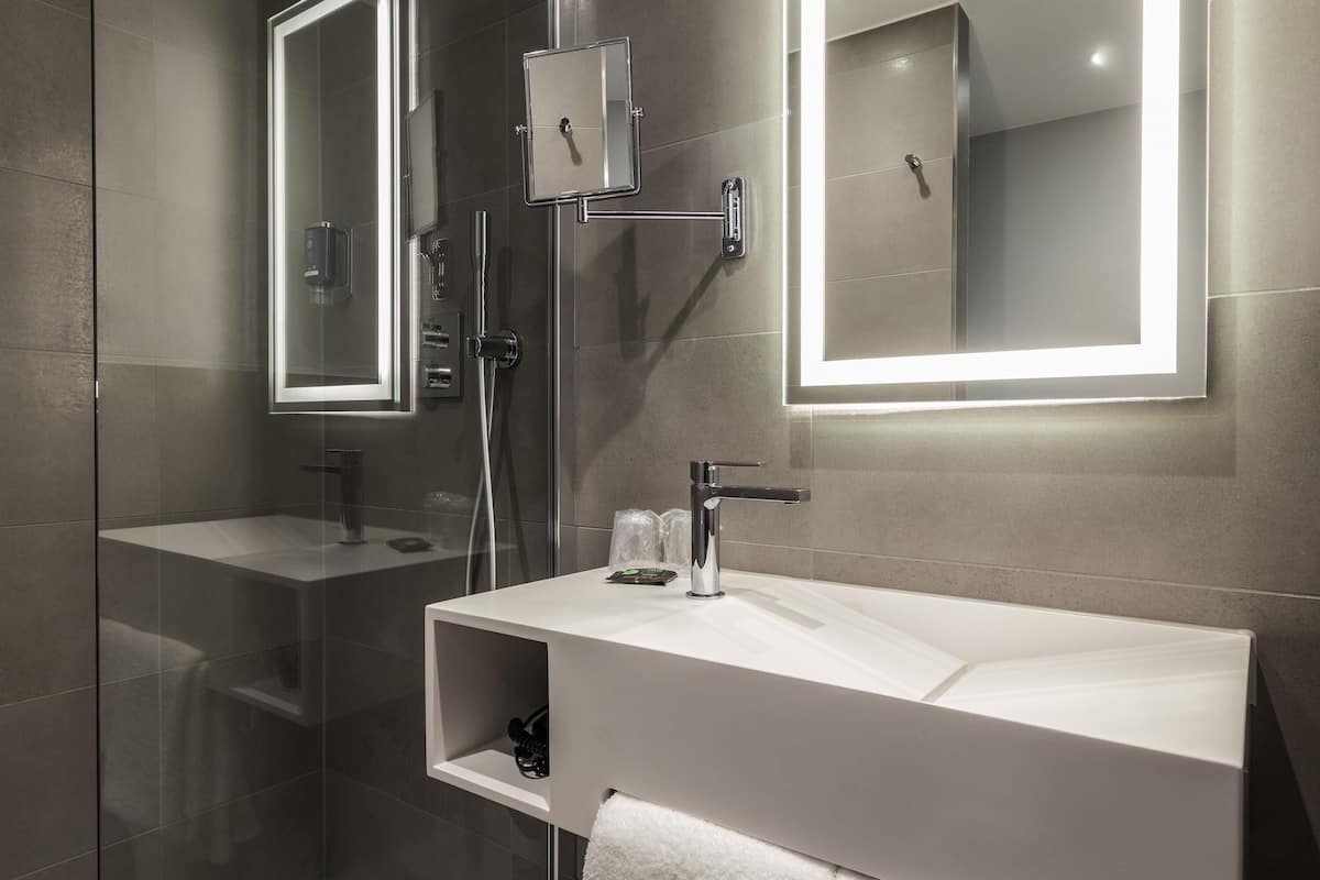 Desk, laptop workspace, soundproofing, free WiFi