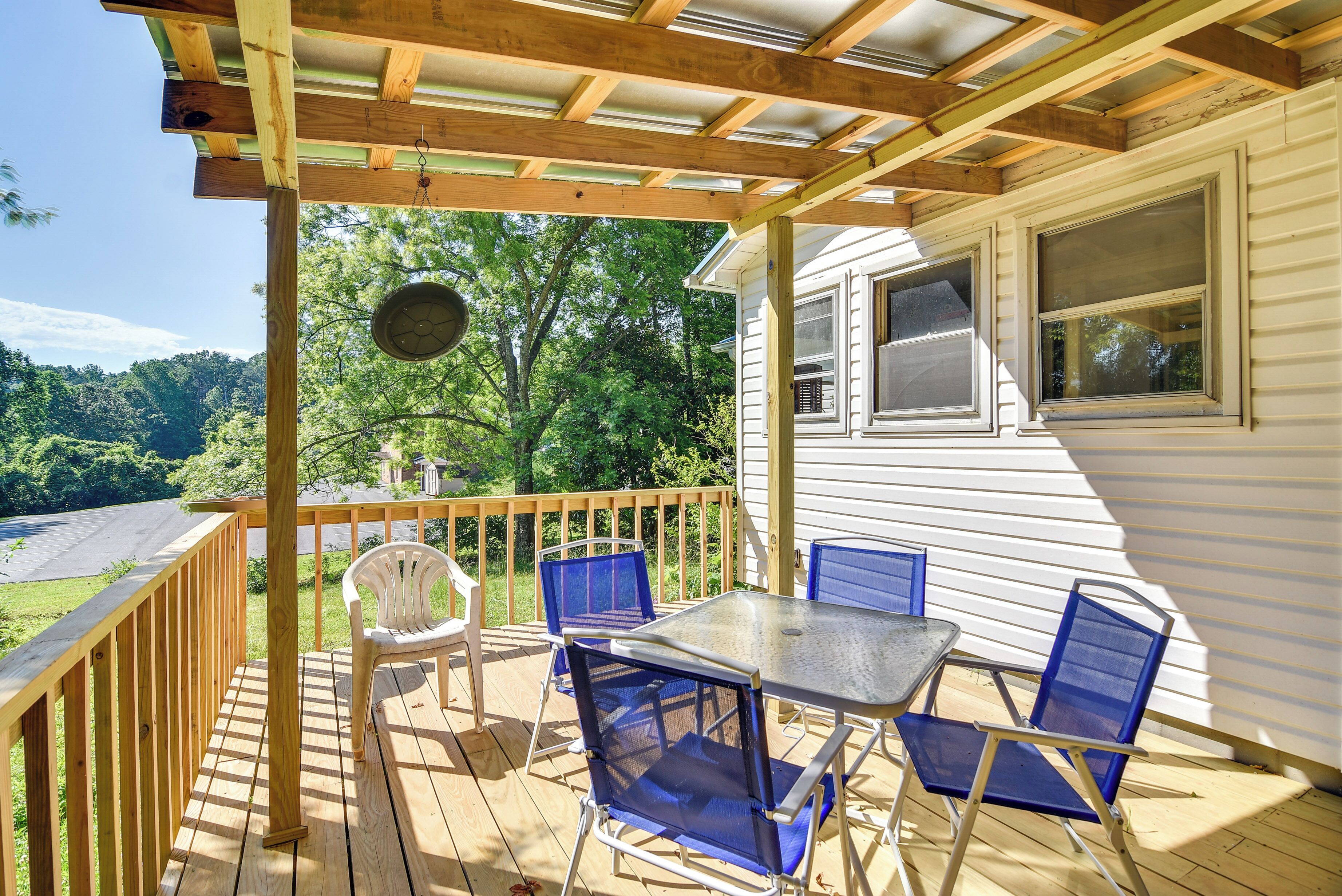 Pet-Friendly Columbus Cottage w/ Deck, Near Lakes!