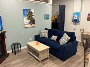 Smart TV, caminetto, biblioteca musicale, impianto stereo