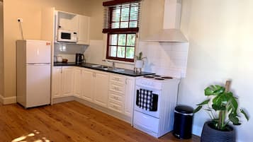 Réfrigérateur, micro-ondes, four, cafetiÚre/bouilloire