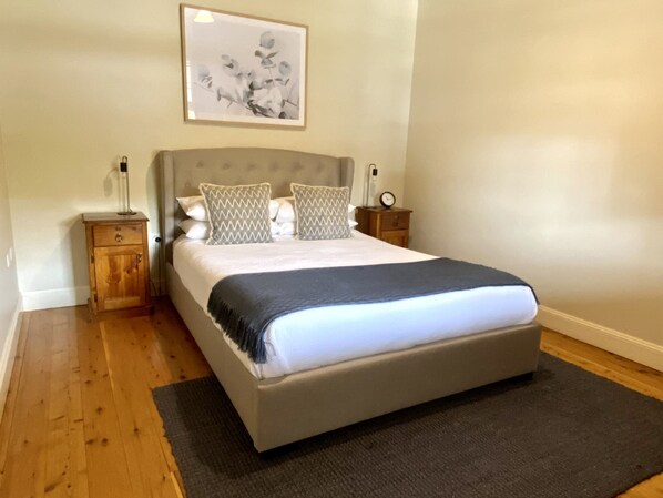 2 makuuhuonetta, silitysrauta/-lauta, ilmainen Wi-Fi, vuodevaatteet