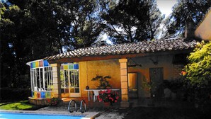 Una casa con piscina, patio e giardino.