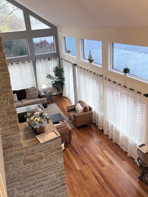 Smart TV, fireplace, stereo, printers - Private home situated along the Thames River in Southeastern CT. Sleeps 12 +pets (Groton)