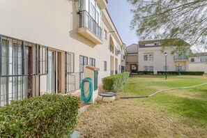 Property grounds - Spacious Apartment in Villa Gallardo with A/C, Wi-Fi & Shared Pool (Campillo)