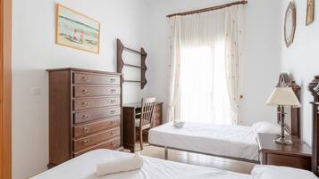 3 bedrooms, iron/ironing board, free WiFi, bed sheets