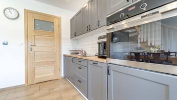 Fridge, oven, dishwasher, cookware/dishes/utensils