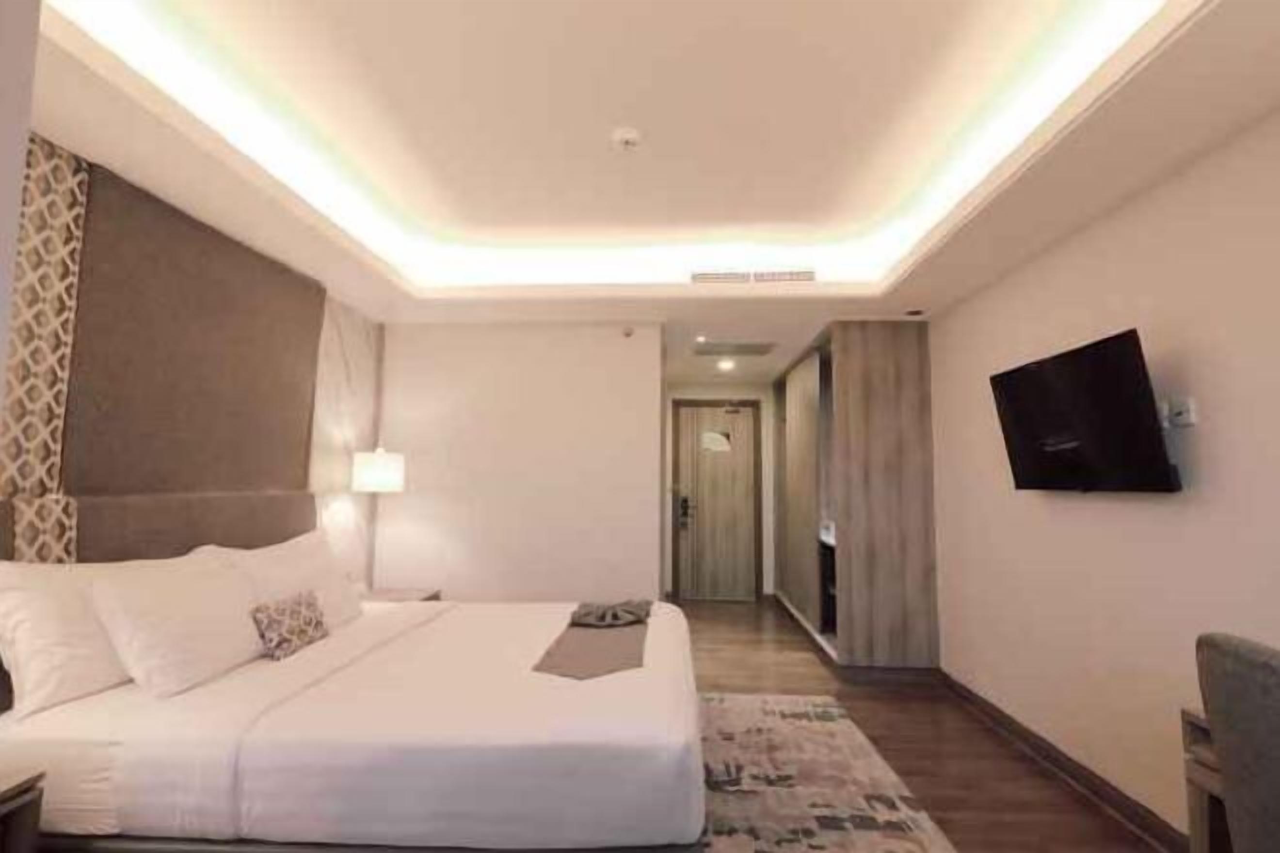 Premium bedding, in-room safe, desk, soundproofing