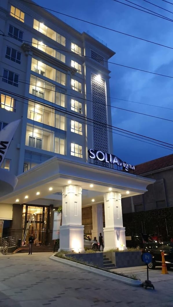 A hotel entrance with a sign reading "SOLIA".