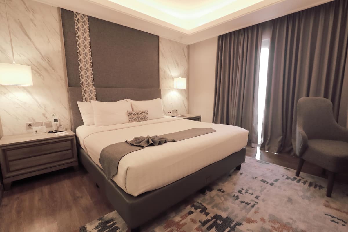 Deluxe Premier | 1 bedroom, premium bedding, in-room safe, desk