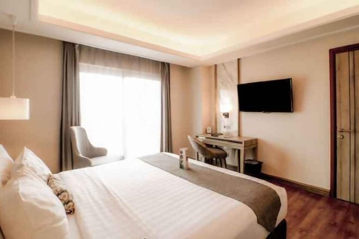Premium bedding, in-room safe, desk, soundproofing
