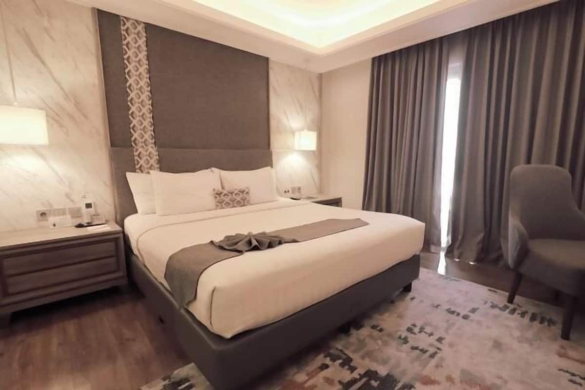 Premium bedding, in-room safe, desk, soundproofing