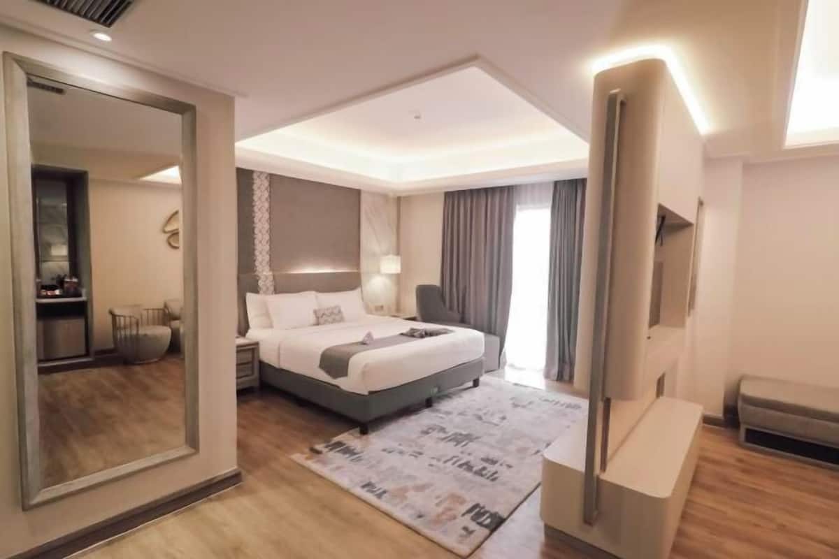 Premium bedding, in-room safe, desk, soundproofing