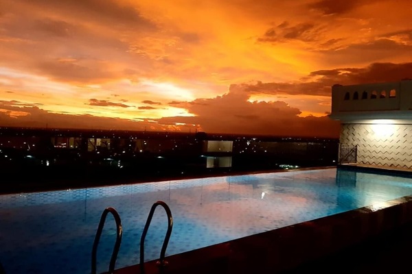 Una piscina al aire libre