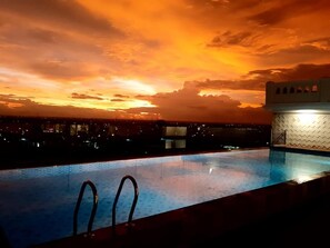 Una piscina al aire libre