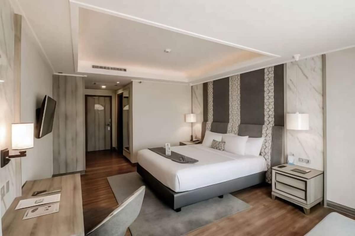 Premium bedding, in-room safe, desk, soundproofing