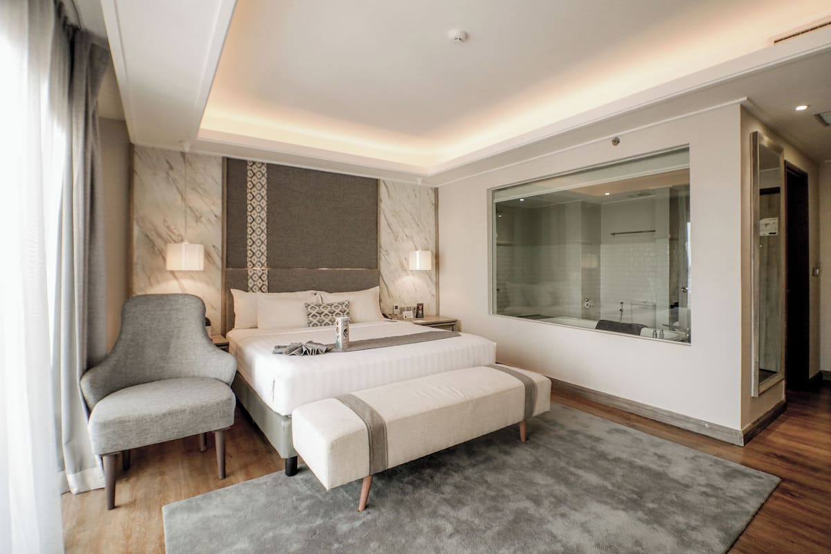 Junior Suite | Bathroom | Shower, hydromassage showerhead, free toiletries, hair dryer