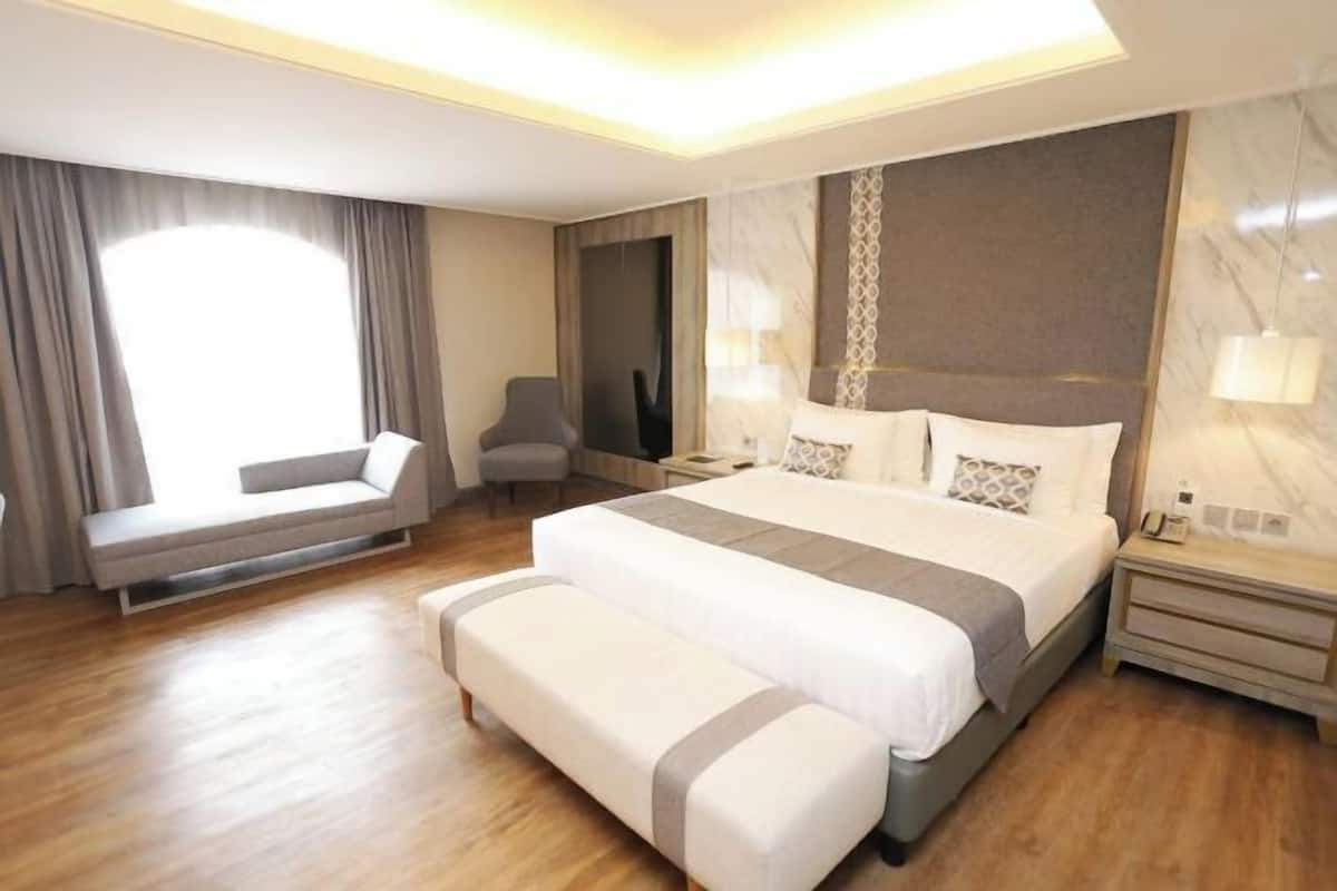Premium bedding, in-room safe, desk, soundproofing