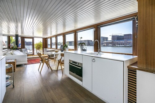 Stunning boat with a view - luxurious with sauna