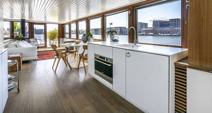 Stunning boat with a view - luxurious with sauna