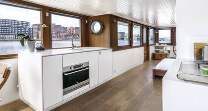 Stunning boat with a view - luxurious with sauna
