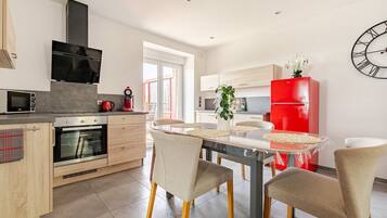 Fridge, microwave, oven, stovetop