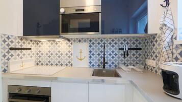 Frigorifero, microonde, lavastoviglie, pentole/stoviglie/utensili