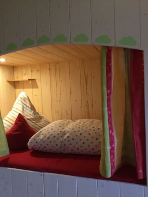4 quartos, berço de viagem, Wi-Fi de cortesia, roupa de cama