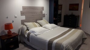 5 bedrooms, iron/ironing board, WiFi - SPACIOUS FAMILY VILLA WITH ALL COMFORTS QUIET VACATION IN HARMONY WITH NATURE (Ansignan)