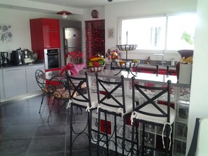 Fridge, microwave, oven, stovetop - SPACIOUS FAMILY VILLA WITH ALL COMFORTS QUIET VACATION IN HARMONY WITH NATURE (Ansignan)