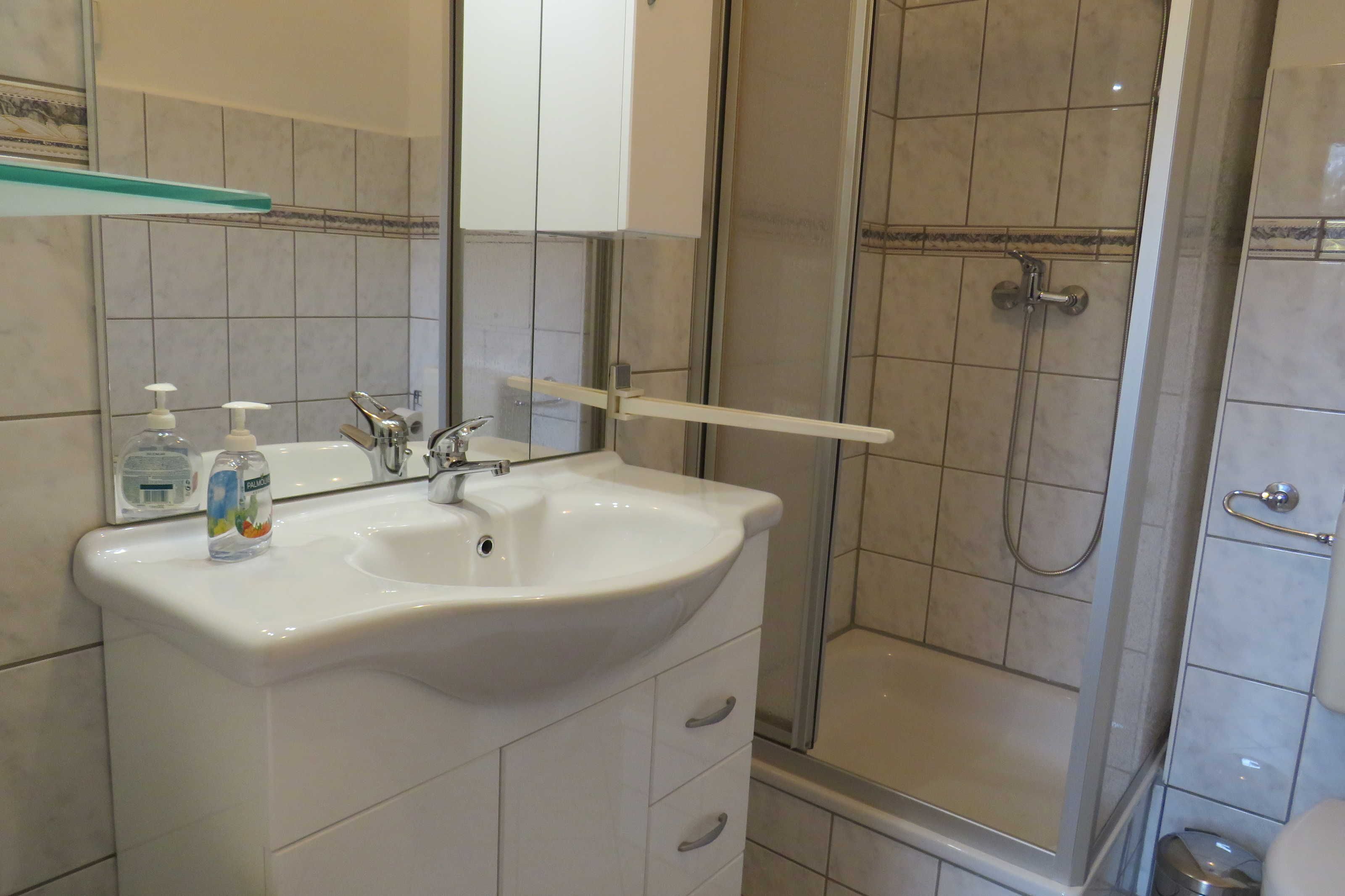 Dusche, Haartrockner, Handtücher, Seife