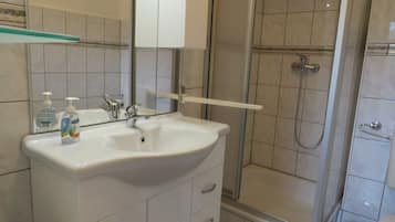 Dusche, Haartrockner, Handtücher, Seife