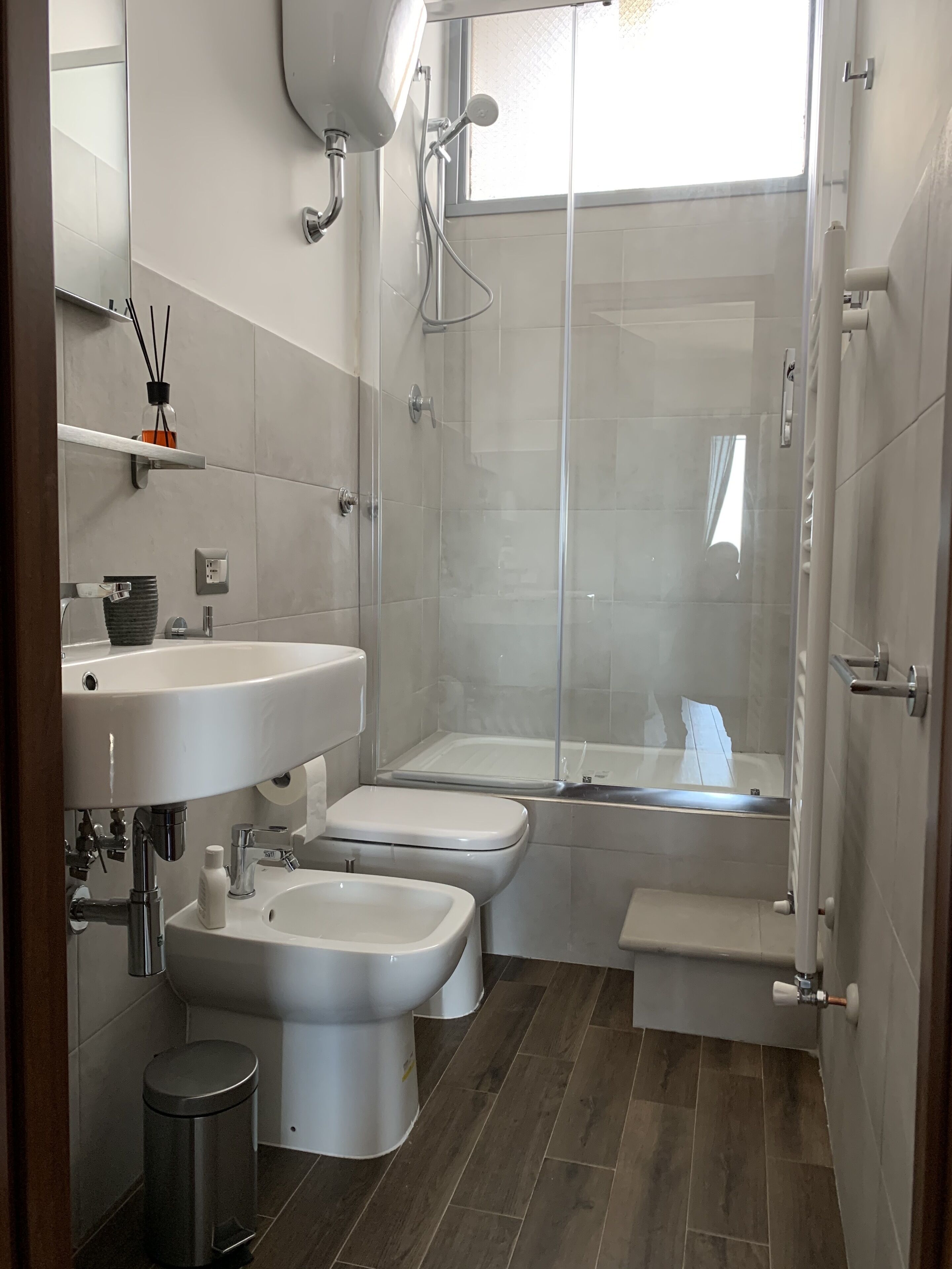 Doccia, asciugacapelli, bidet, asciugamani