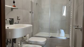 Doccia, asciugacapelli, bidet, asciugamani