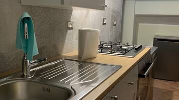 Frigorifero, microonde, forno, piano cottura