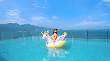 Una piscina al aire libre, sillones reclinables de piscina