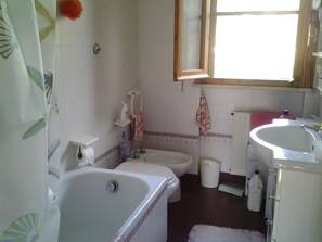 Vasca, asciugacapelli, bidet, sapone