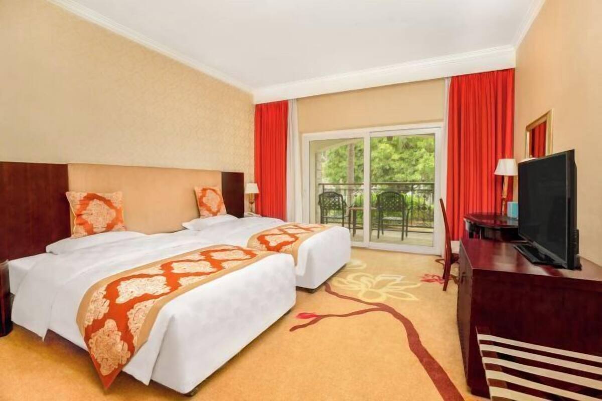 Minibar, brankas, tirai kedap cahaya, dan Wi-Fi gratis