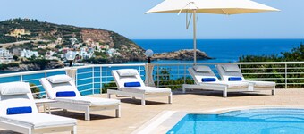 Promitheas Villa, with Pool & Heated Spa Whirlpool, ΒΒQ Facilities, Playground