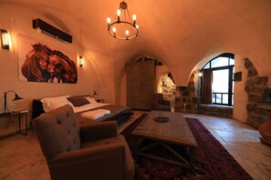 Premium Studio Suite | Premium bedding, down comforters, pillowtop beds, in-room safe - Dona Castle (Tiberias)