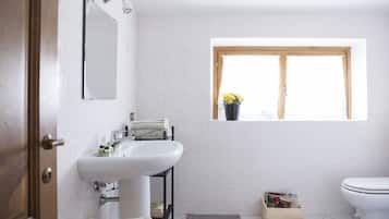 Chuveiro, secador de cabelo, bidê, toalhas de banho