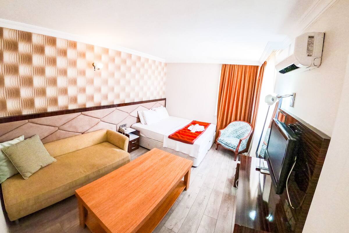 Family Room | Premium bedding, minibar, laptop workspace, WiFi (free)