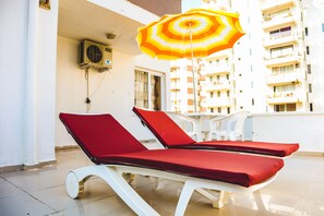 Familierom | Sengetøy av topp kvalitet, minibar og skrivebord for bærbar PC